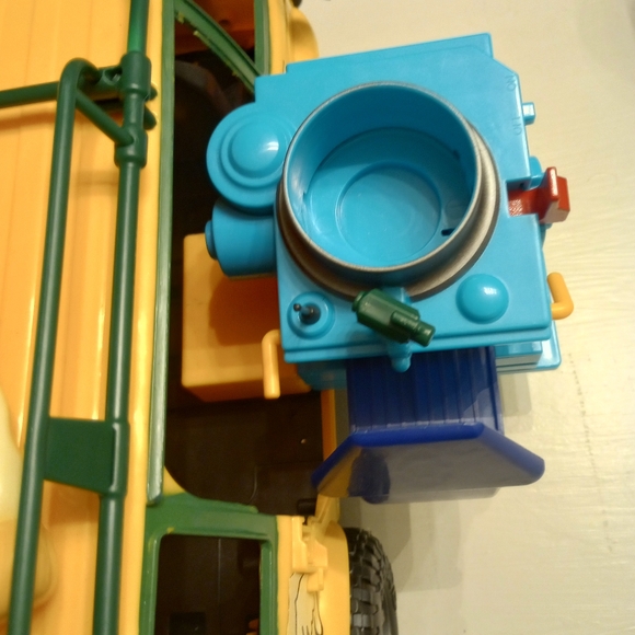 Teenage Mutant Ninja Turtles Mutant Mayhem Pizza Fire Delivery Van - Picture 10 of 10